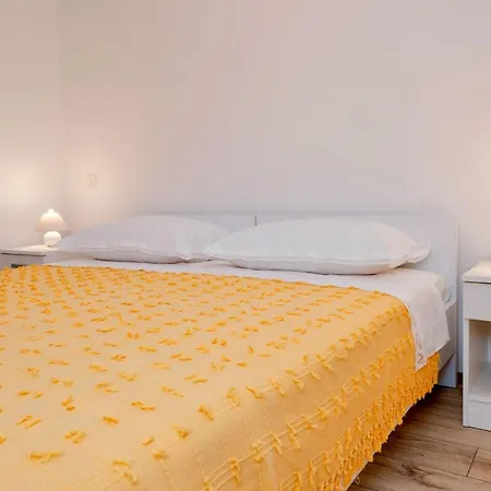 Apartment Sleeps 4 With Patio & Grill *