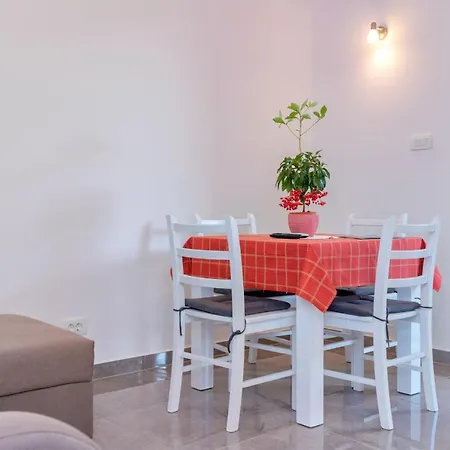 Apartment Sleeps 4 With Patio & Grill